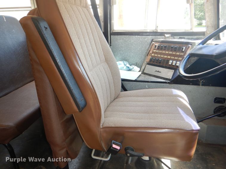 image for item DG4790 1995 International 3800 school bus