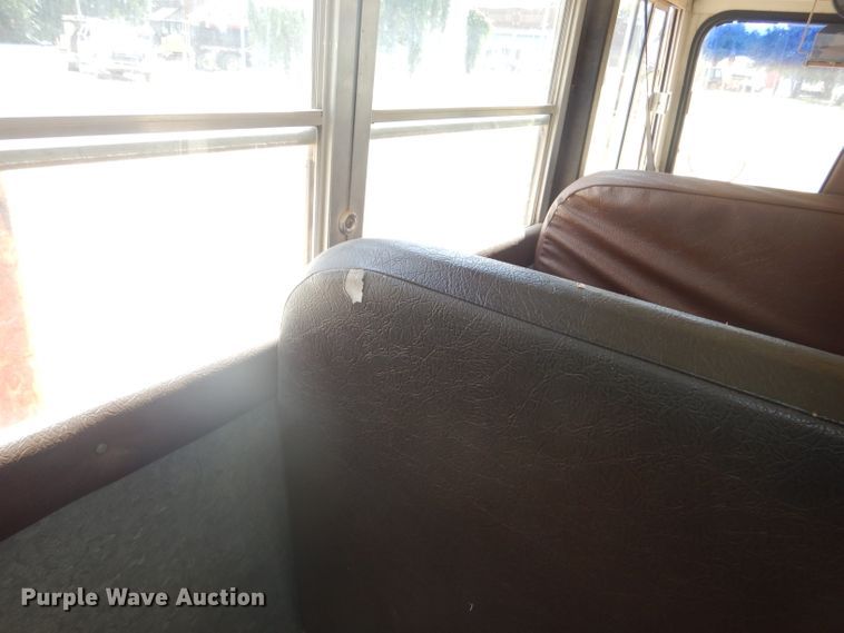 image for item DG4790 1995 International 3800 school bus