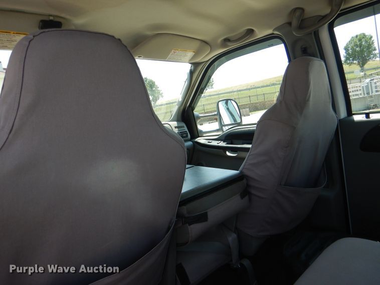 image for item DG4822 2005 Ford F550 Super Duty Crew Cab flatbed truck