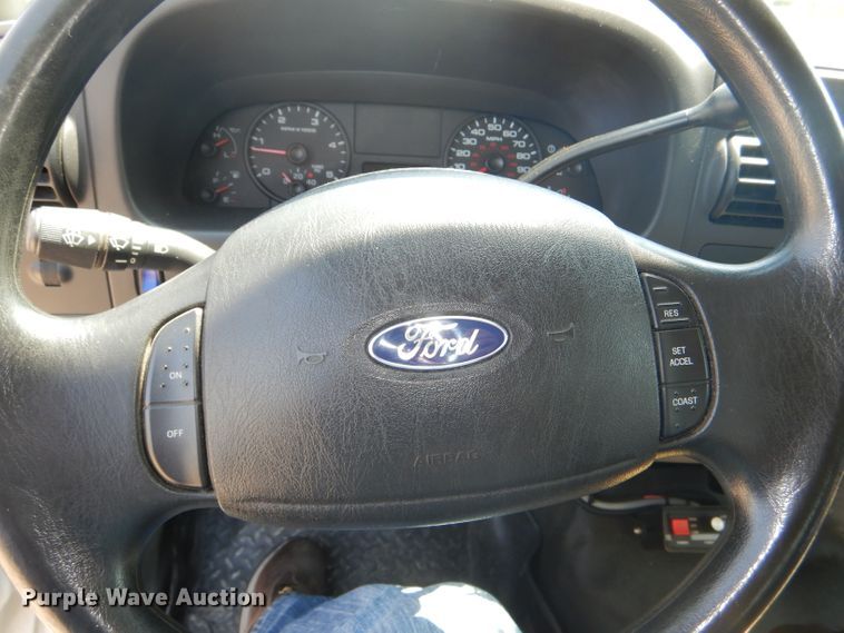 image for item DG4822 2005 Ford F550 Super Duty Crew Cab flatbed truck