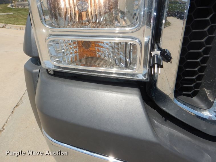 image for item DG4822 2005 Ford F550 Super Duty Crew Cab flatbed truck