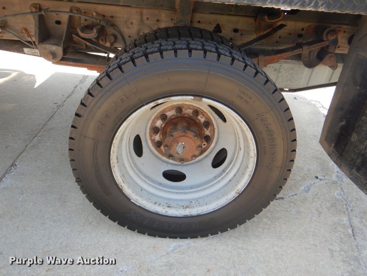 image for item DG4822 2005 Ford F550 Super Duty Crew Cab flatbed truck