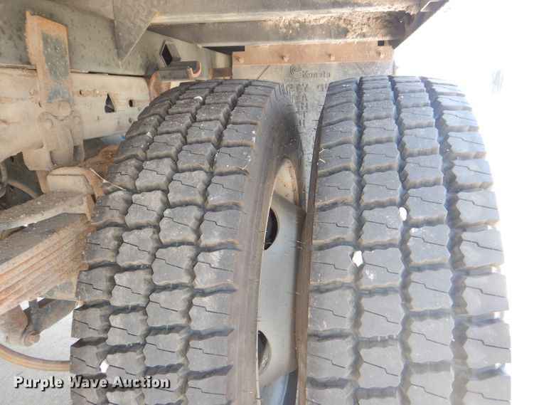 image for item DG4822 2005 Ford F550 Super Duty Crew Cab flatbed truck