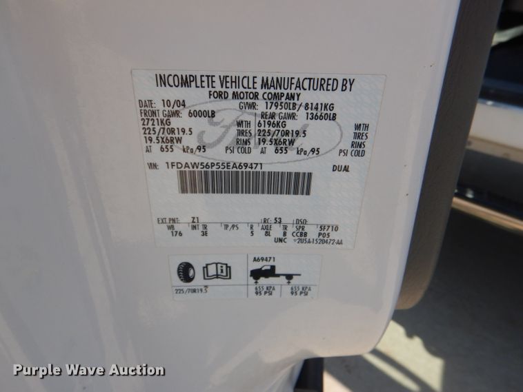 image for item DG4822 2005 Ford F550 Super Duty Crew Cab flatbed truck