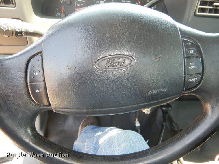 image for item DG4823 2002 Ford F350 Super Duty XL pickup truck