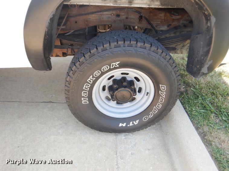 image for item DG4823 2002 Ford F350 Super Duty XL pickup truck