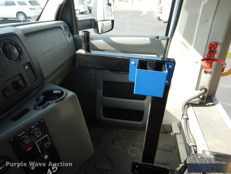 image for item DG4825 2013 Ford Econoline E450 Super Duty Glaval shuttle bus