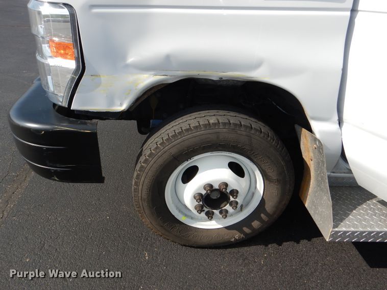 image for item DG4825 2013 Ford Econoline E450 Super Duty Glaval shuttle bus