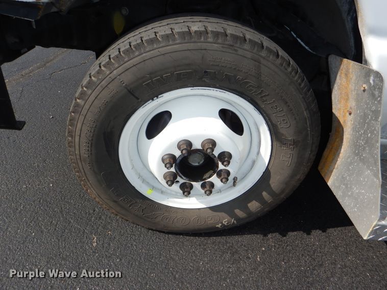 image for item DG4825 2013 Ford Econoline E450 Super Duty Glaval shuttle bus