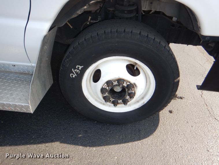 image for item DG4825 2013 Ford Econoline E450 Super Duty Glaval shuttle bus