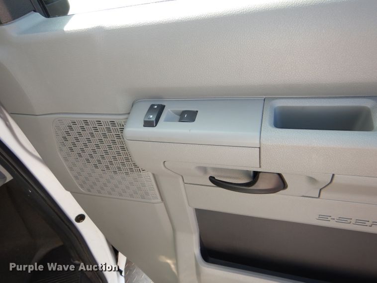 image for item DG4825 2013 Ford Econoline E450 Super Duty Glaval shuttle bus