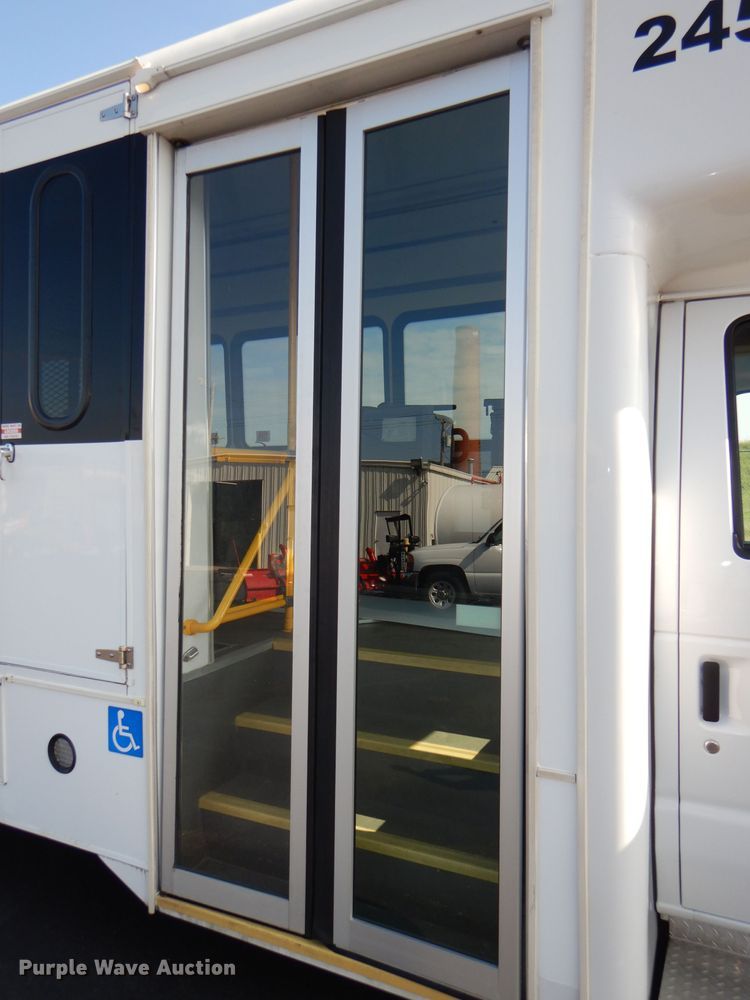 image for item DG4825 2013 Ford Econoline E450 Super Duty Glaval shuttle bus