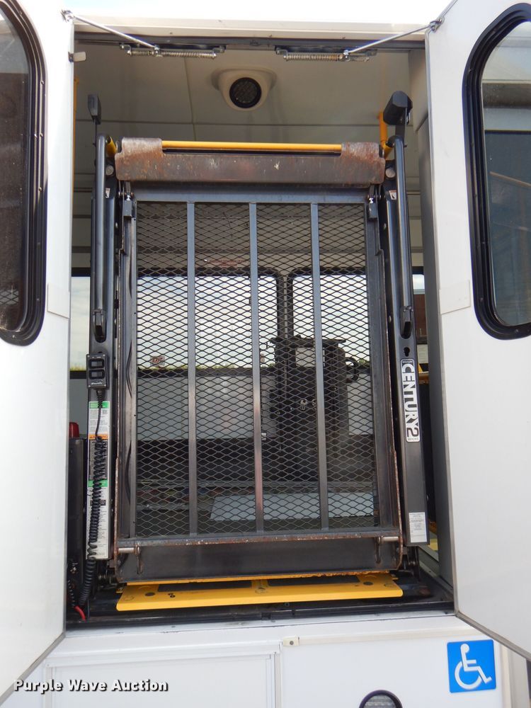 image for item DG4825 2013 Ford Econoline E450 Super Duty Glaval shuttle bus