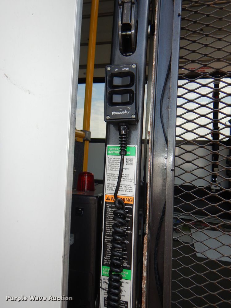 image for item DG4825 2013 Ford Econoline E450 Super Duty Glaval shuttle bus