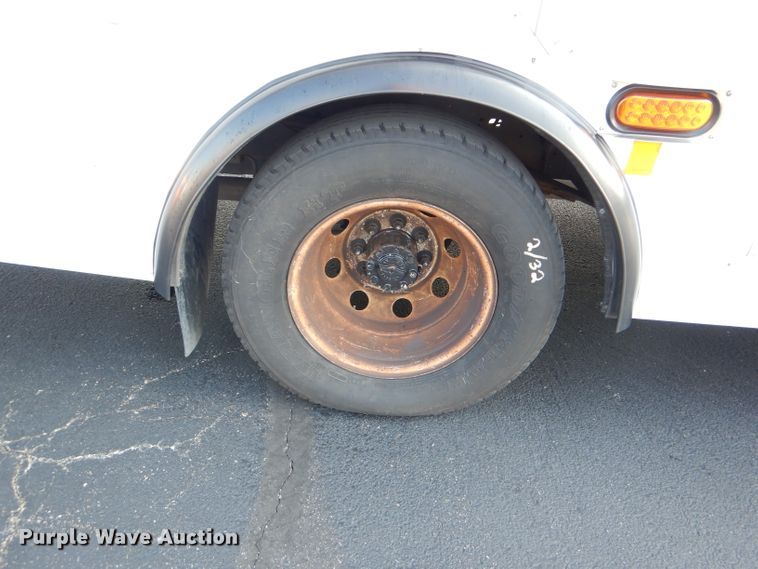 image for item DG4825 2013 Ford Econoline E450 Super Duty Glaval shuttle bus