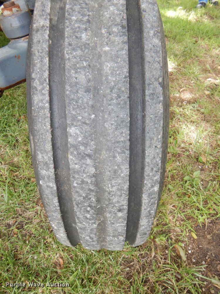 image for item DG4827 1998 New Holland TS100 tractor