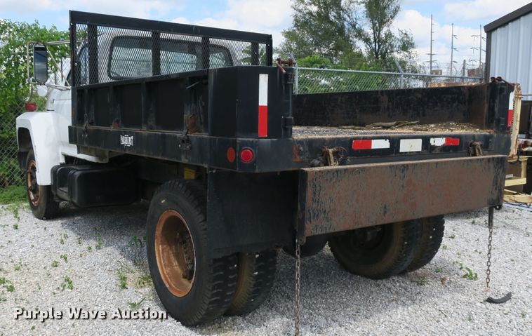 image for item EA9357 1988 Ford F600 dump truck