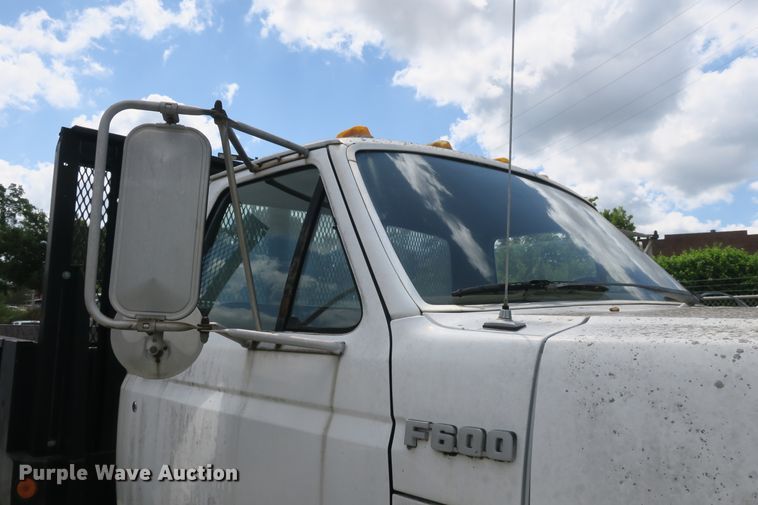 image for item EA9357 1988 Ford F600 dump truck