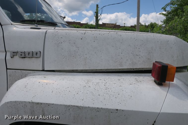 image for item EA9357 1988 Ford F600 dump truck