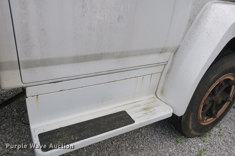 image for item EA9357 1988 Ford F600 dump truck