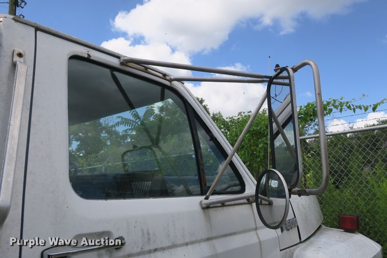 image for item EA9357 1988 Ford F600 dump truck