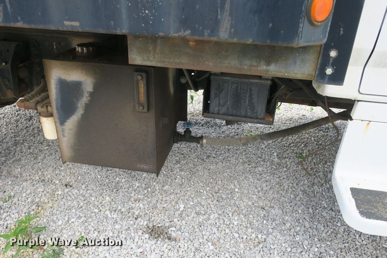 image for item EA9357 1988 Ford F600 dump truck