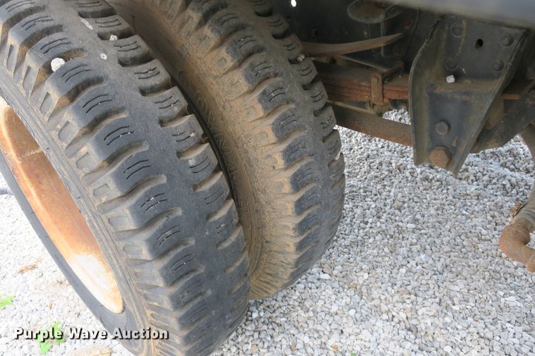 image for item EA9357 1988 Ford F600 dump truck