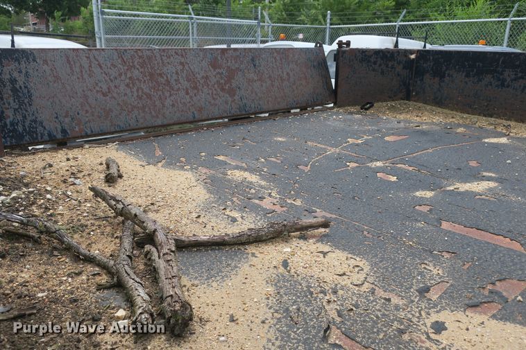 image for item EA9357 1988 Ford F600 dump truck