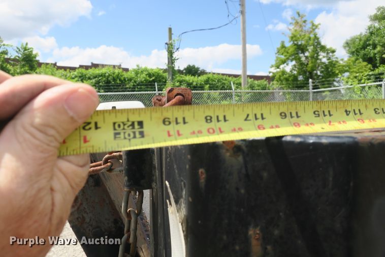 image for item EA9357 1988 Ford F600 dump truck