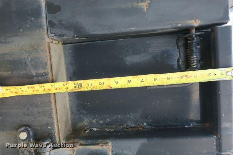 image for item EA9357 1988 Ford F600 dump truck