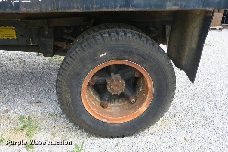 image for item EA9357 1988 Ford F600 dump truck