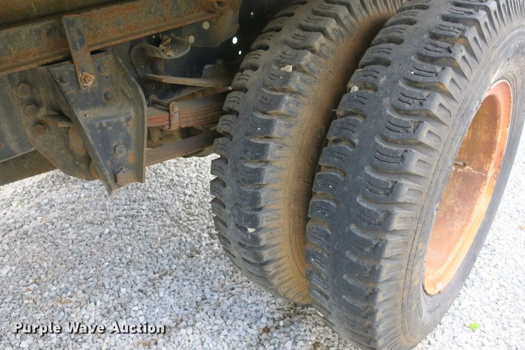 image for item EA9357 1988 Ford F600 dump truck