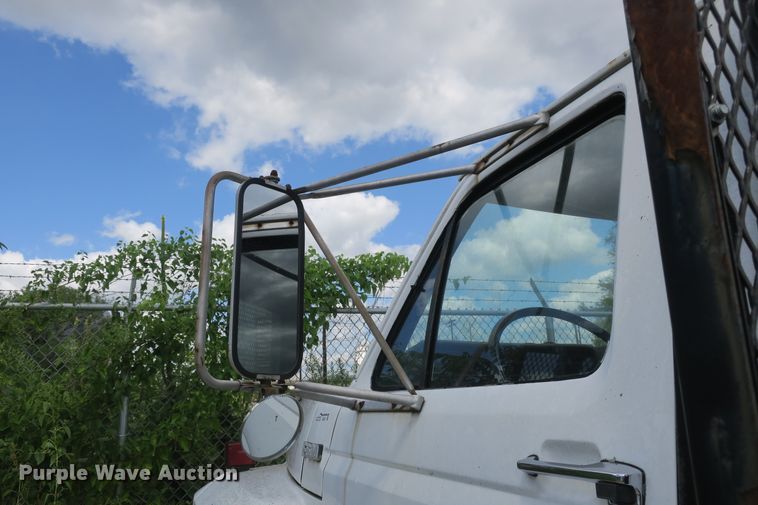 image for item EA9357 1988 Ford F600 dump truck