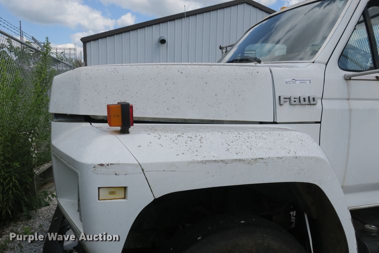 image for item EA9357 1988 Ford F600 dump truck