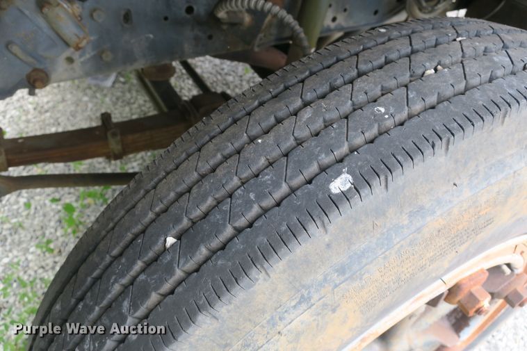 image for item EA9357 1988 Ford F600 dump truck