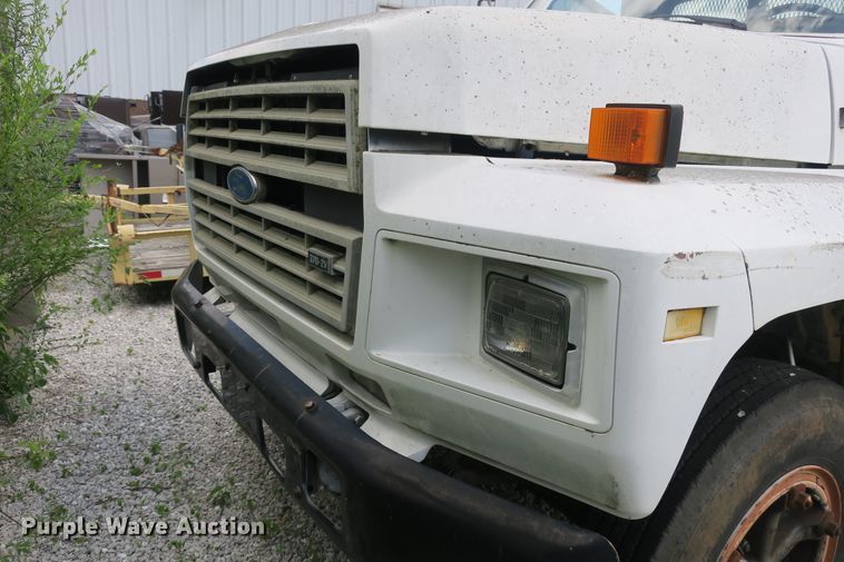 image for item EA9357 1988 Ford F600 dump truck