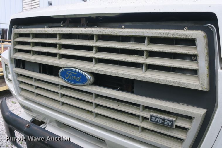 image for item EA9357 1988 Ford F600 dump truck