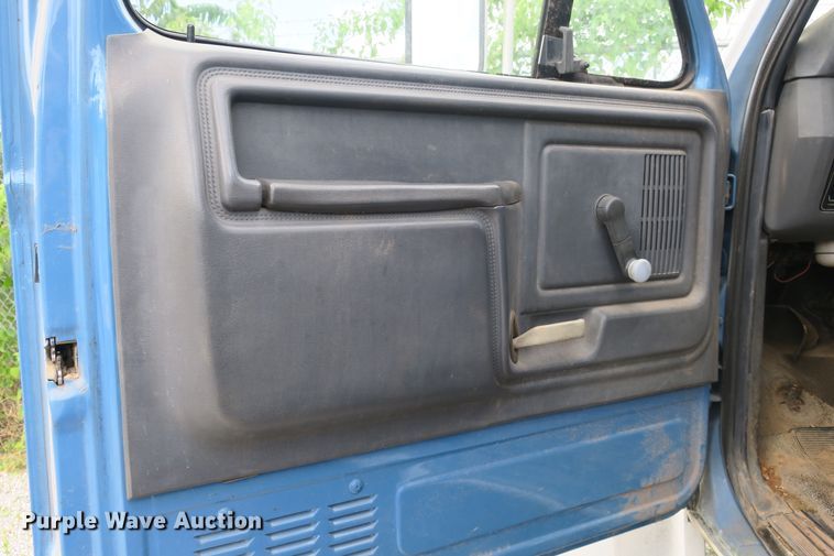 image for item EA9357 1988 Ford F600 dump truck