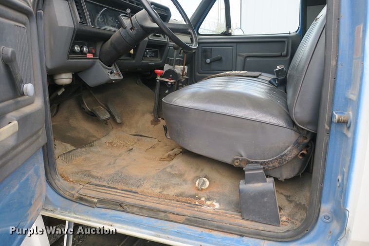image for item EA9357 1988 Ford F600 dump truck