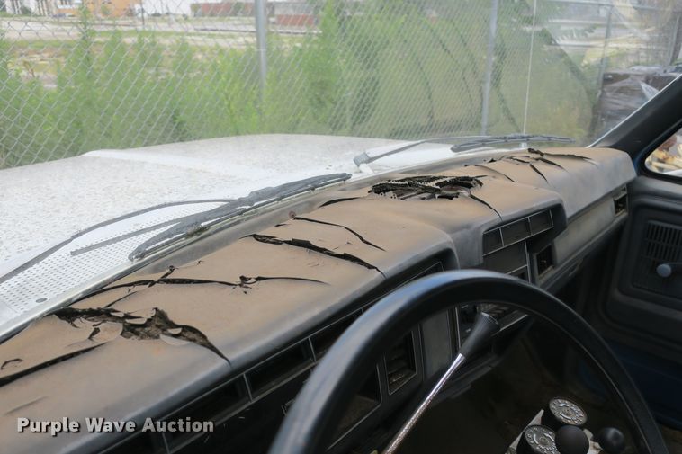 image for item EA9357 1988 Ford F600 dump truck