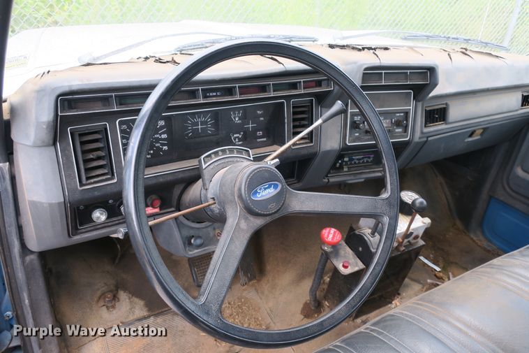 image for item EA9357 1988 Ford F600 dump truck