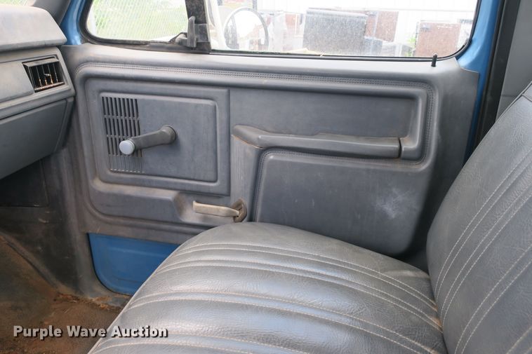 image for item EA9357 1988 Ford F600 dump truck