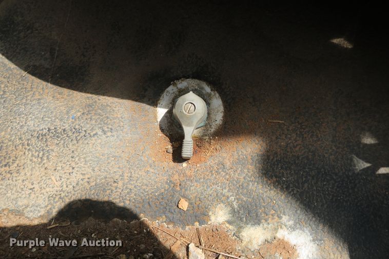 image for item EA9357 1988 Ford F600 dump truck