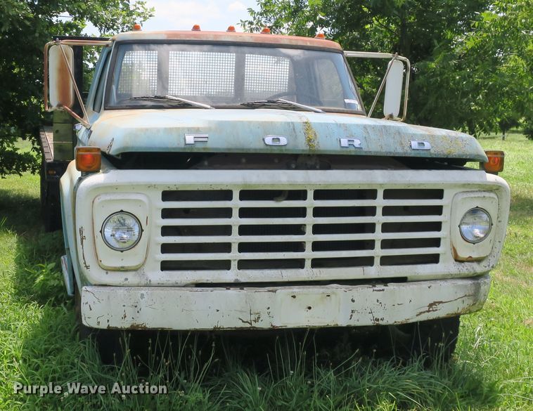 image for item EA9359 1973 Ford F600 flatbed