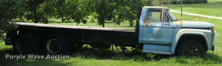 image for item EA9359 1973 Ford F600 flatbed