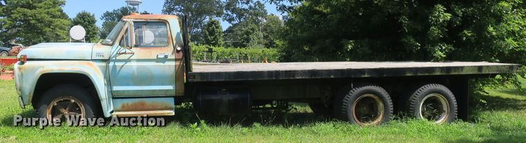 image for item EA9359 1973 Ford F600 flatbed