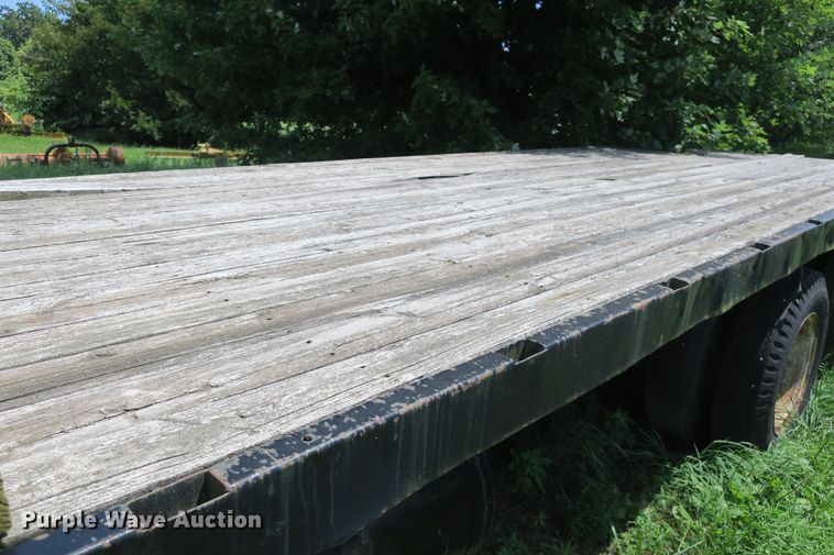 image for item EA9359 1973 Ford F600 flatbed