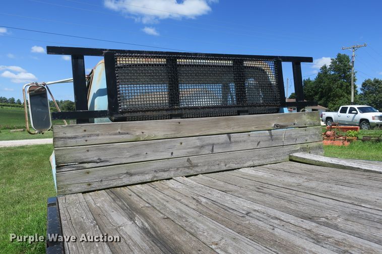 image for item EA9359 1973 Ford F600 flatbed