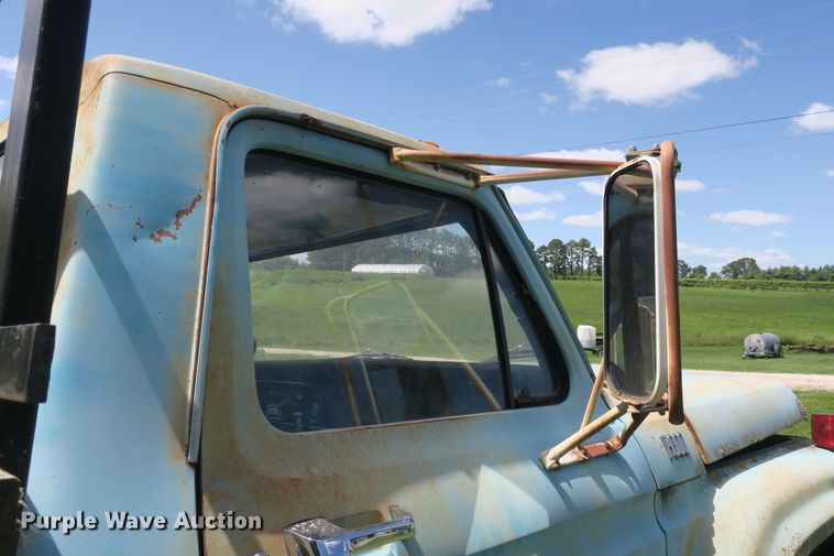 image for item EA9359 1973 Ford F600 flatbed