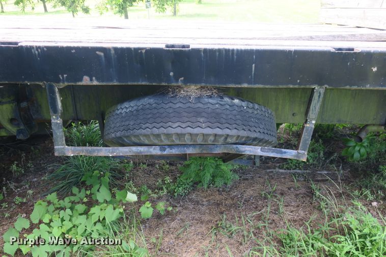 image for item EA9359 1973 Ford F600 flatbed